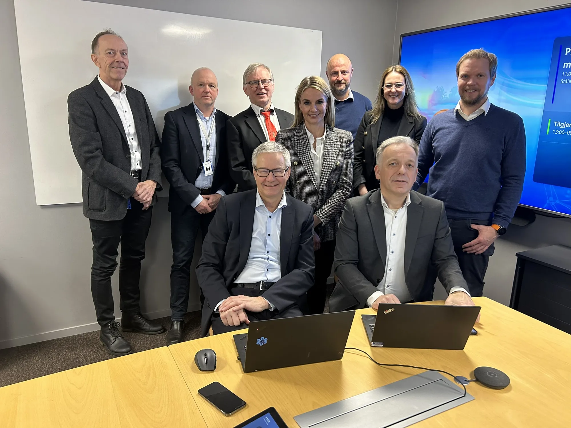 En gruppe mennesker som står rundt et bord
