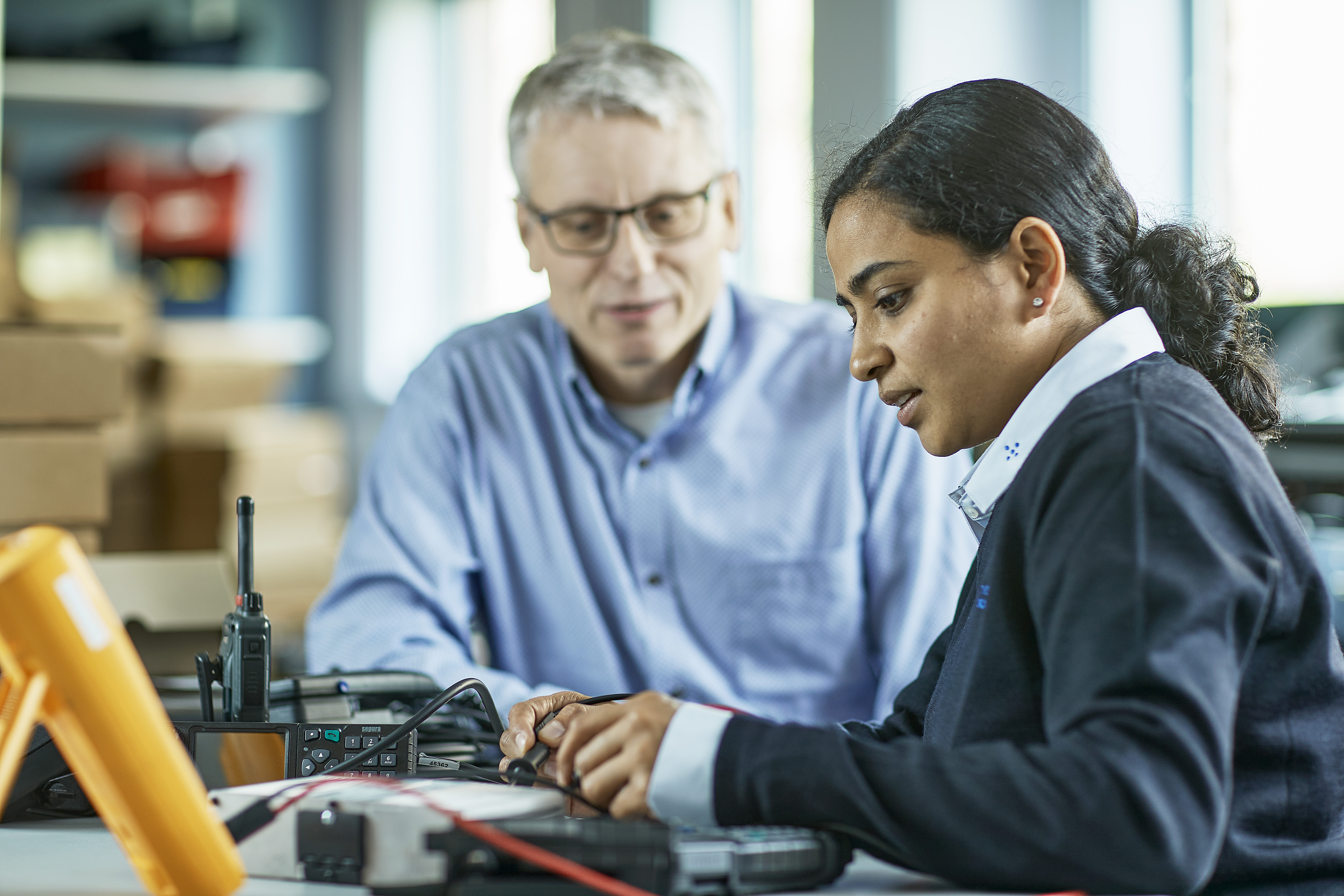 En mann og en kvinne som jobber med radioterminaler