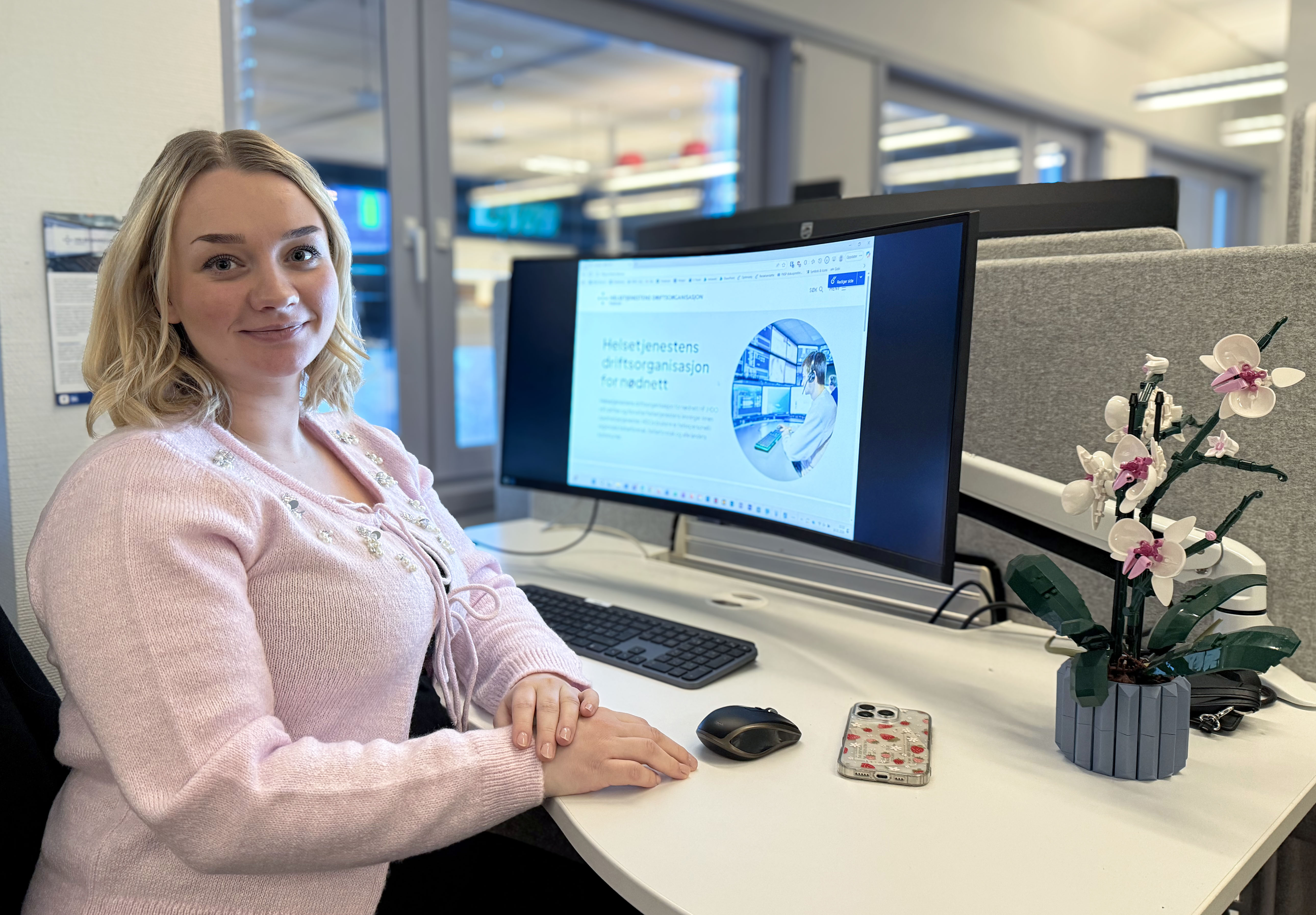 En kvinne som sitter ved et skrivebord