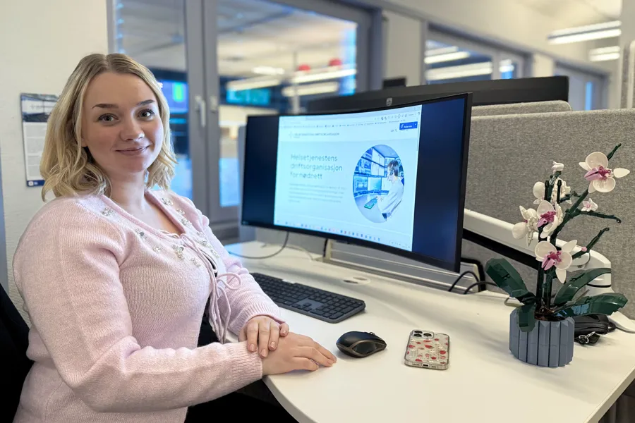 En kvinne som sitter ved et skrivebord