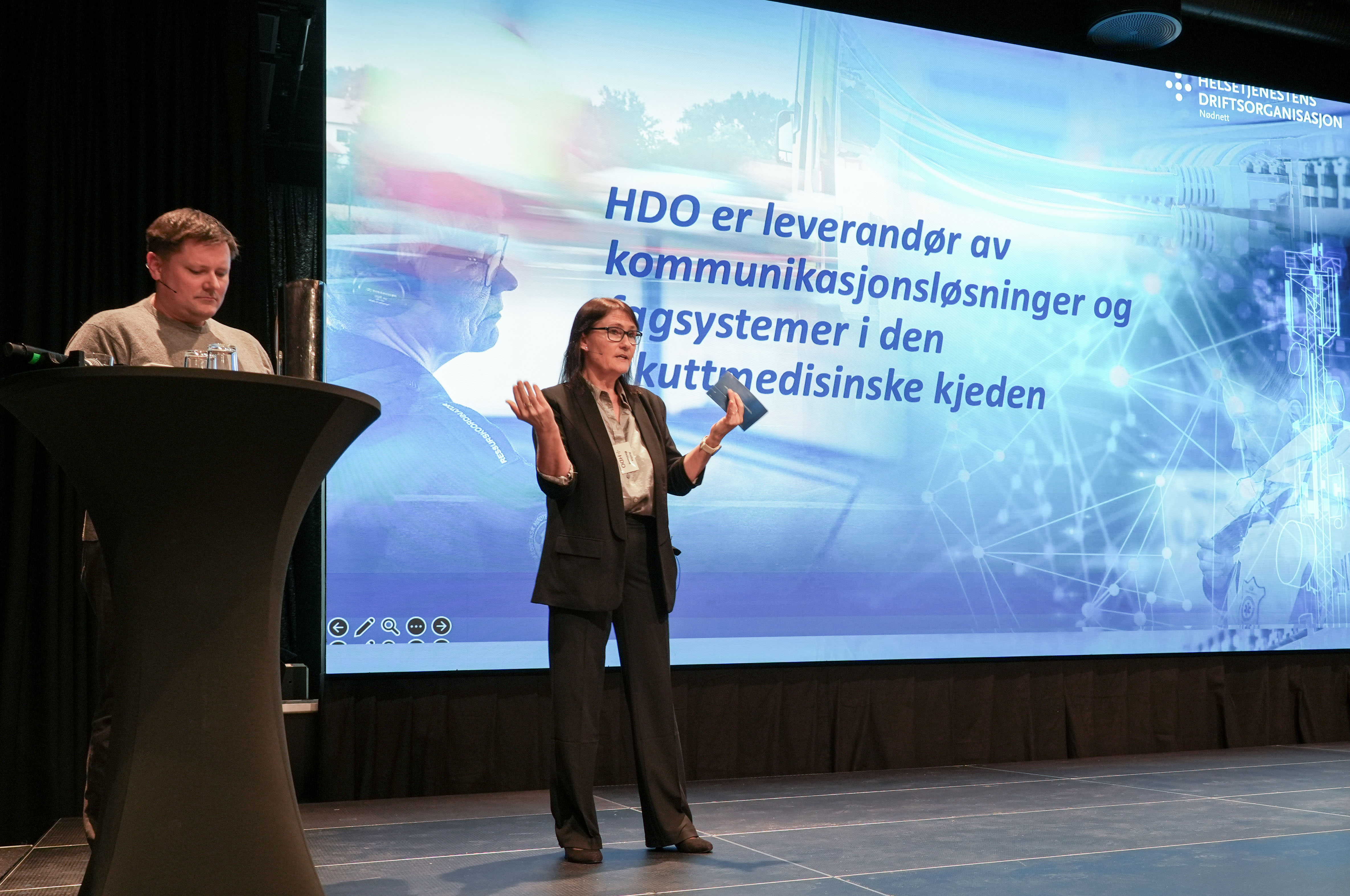 En mann og en kvinne på scenen