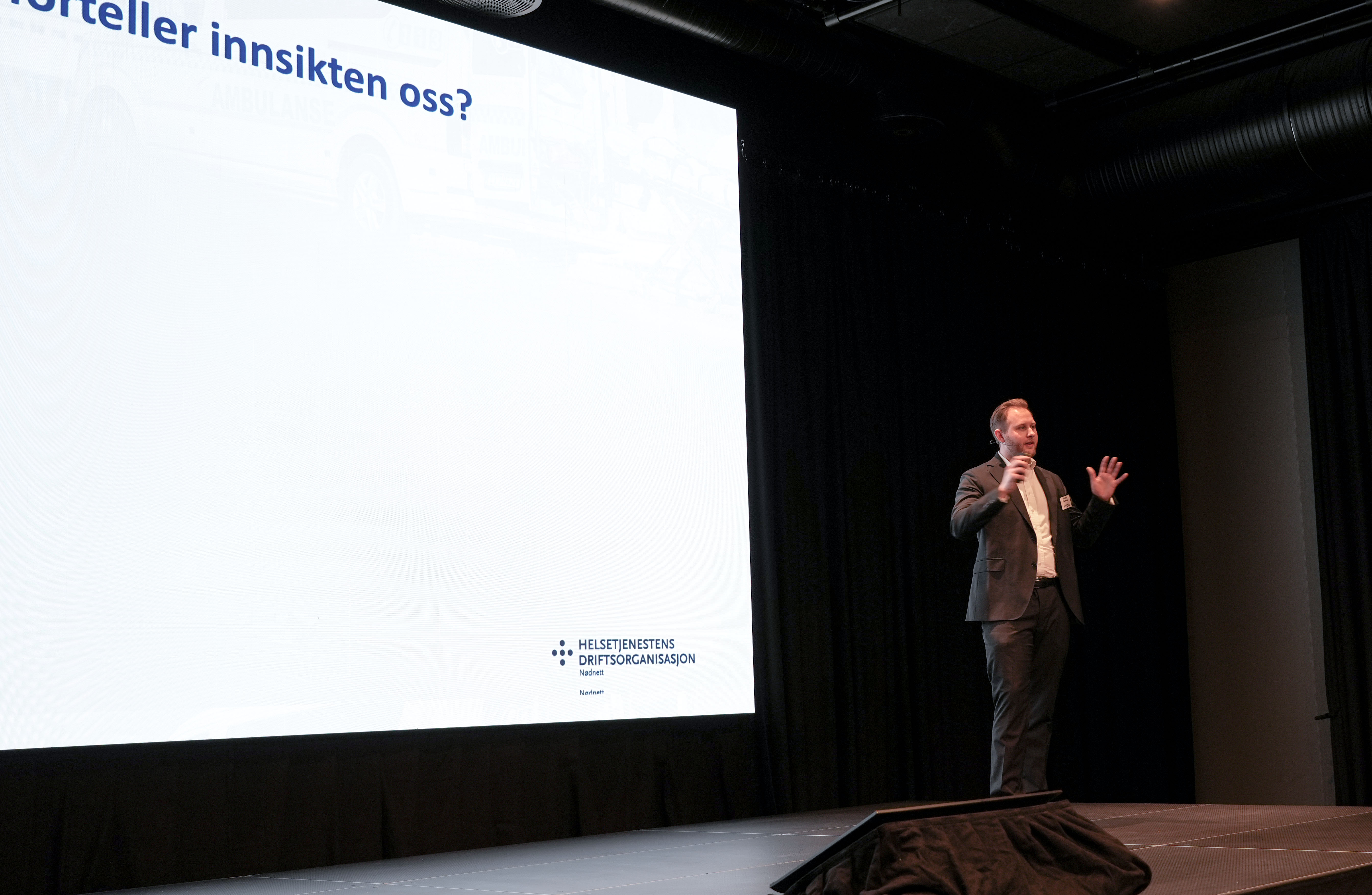 En mann som holder en presentasjon