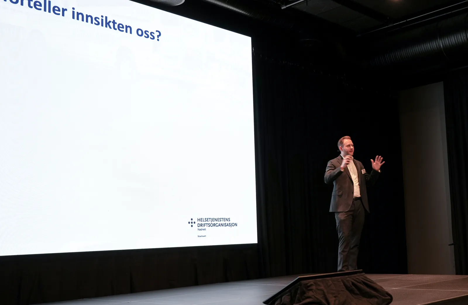 En mann som holder en presentasjon