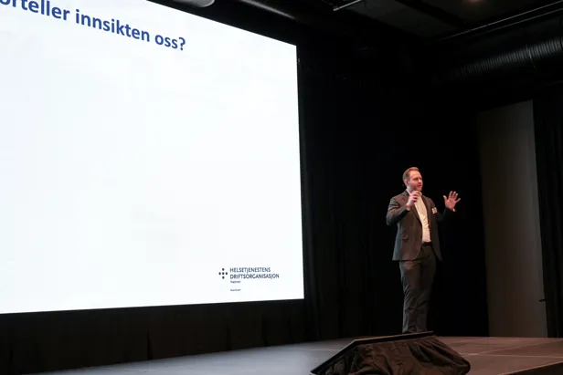 En mann som holder en presentasjon