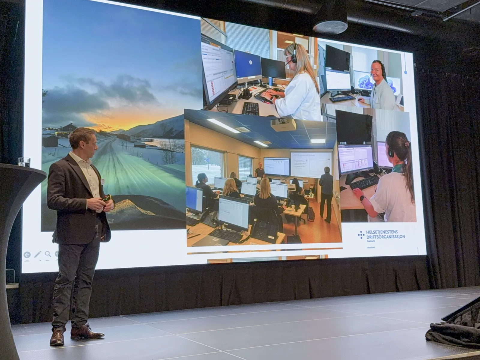 En person som står ved siden av en skjerm