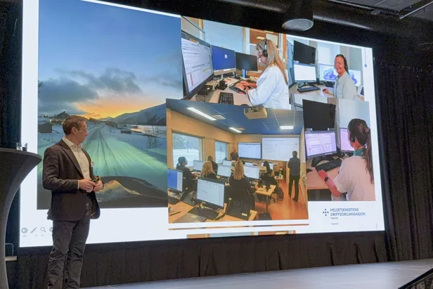 En person som står ved siden av en skjerm