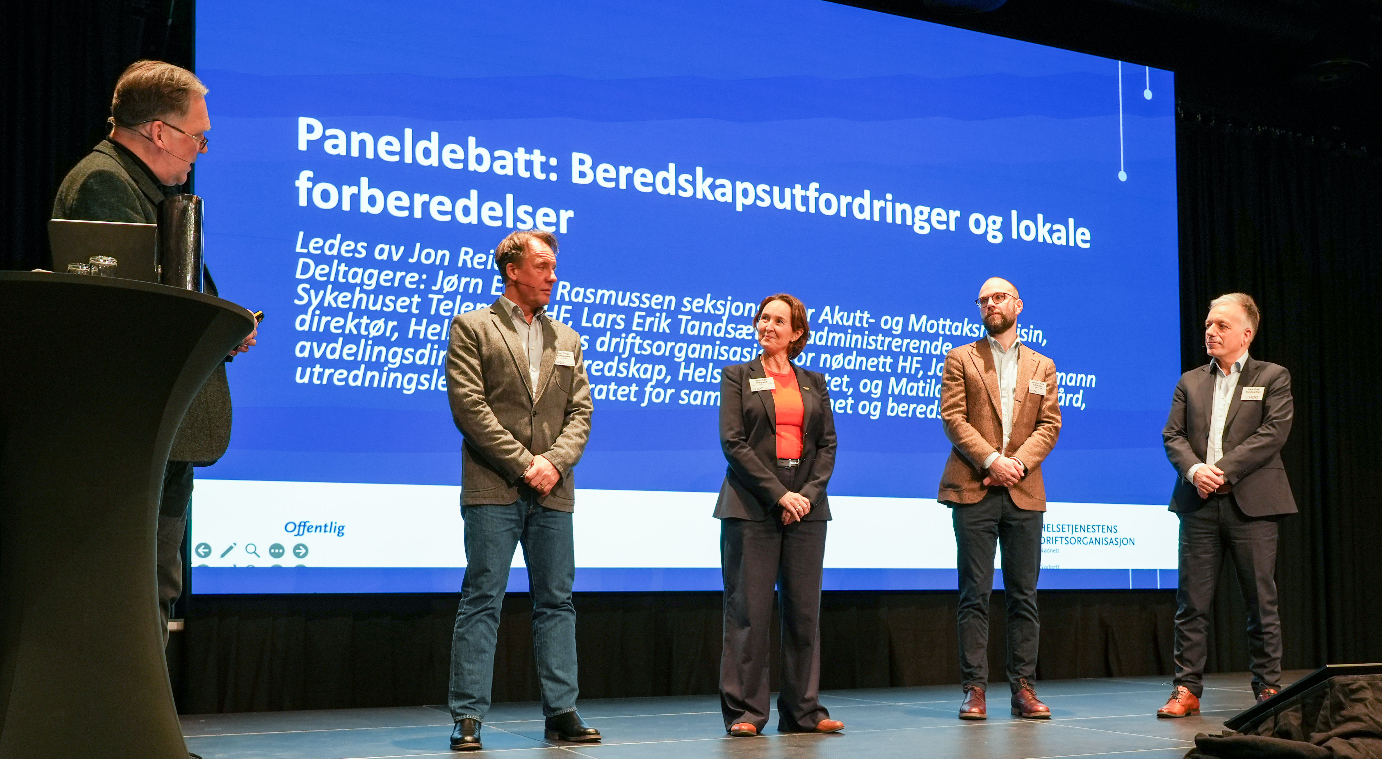 En gruppe mennesker på en scene