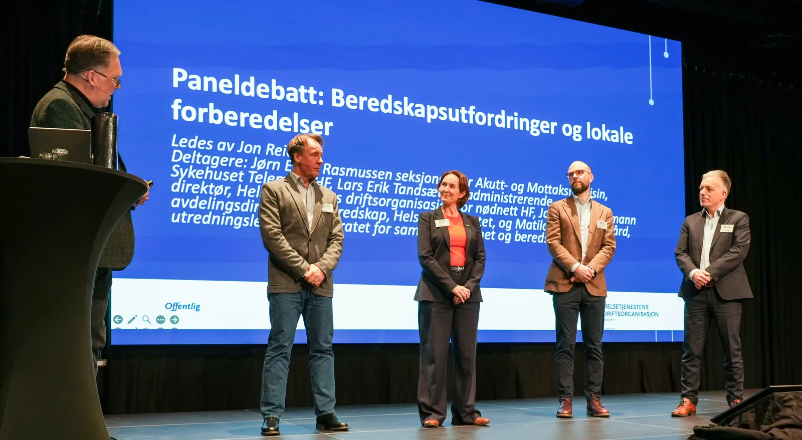 En gruppe mennesker på en scene