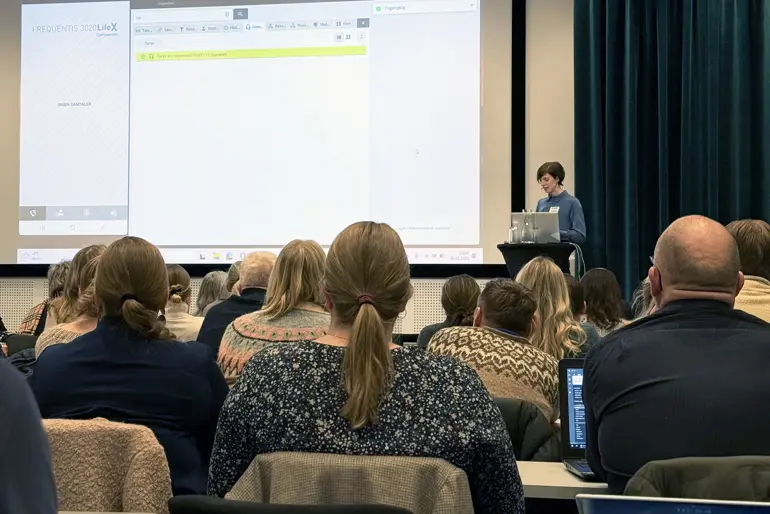 En kvinne som holder en presentasjon for et publikum