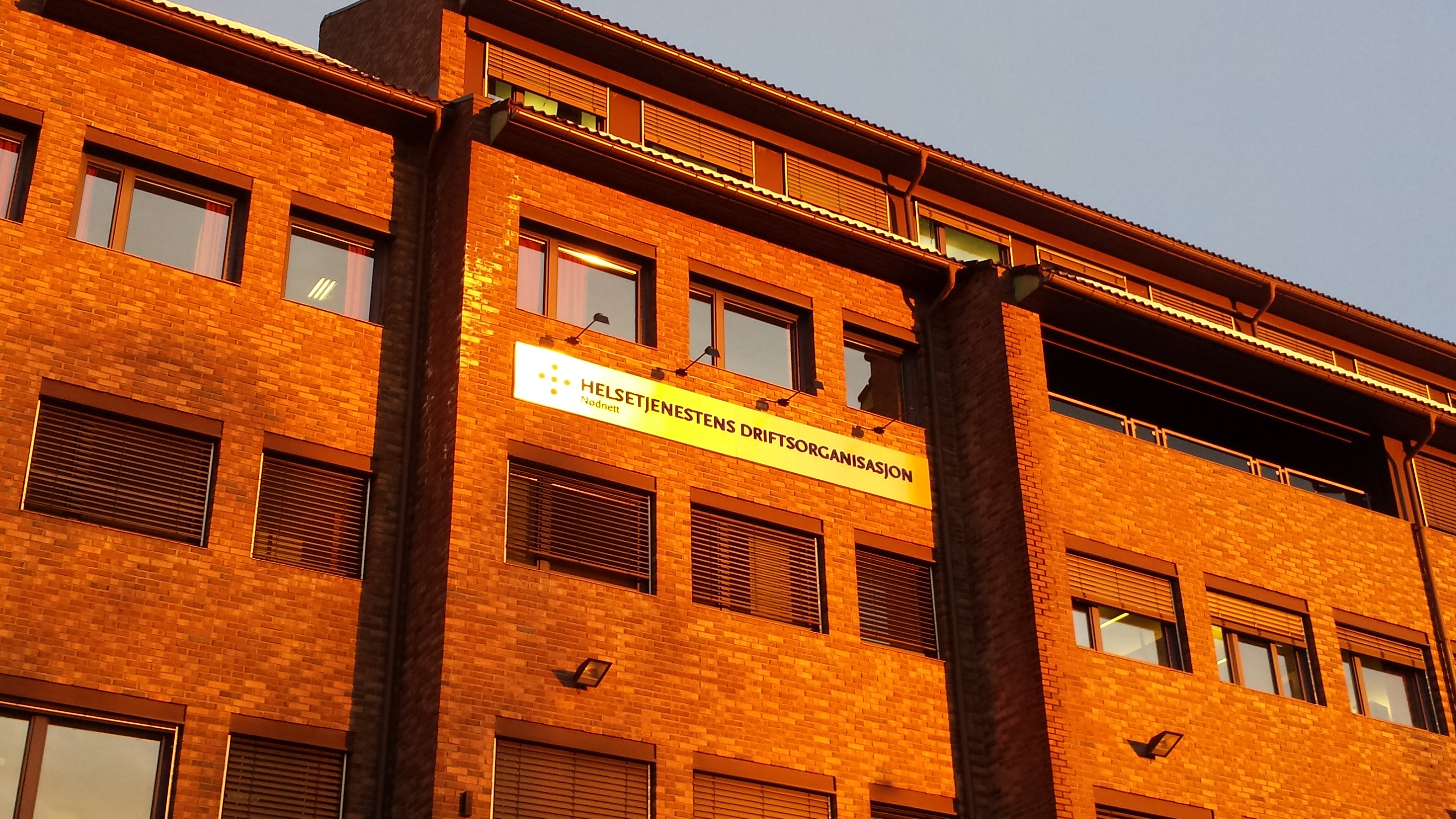 En bygning med et skilt på