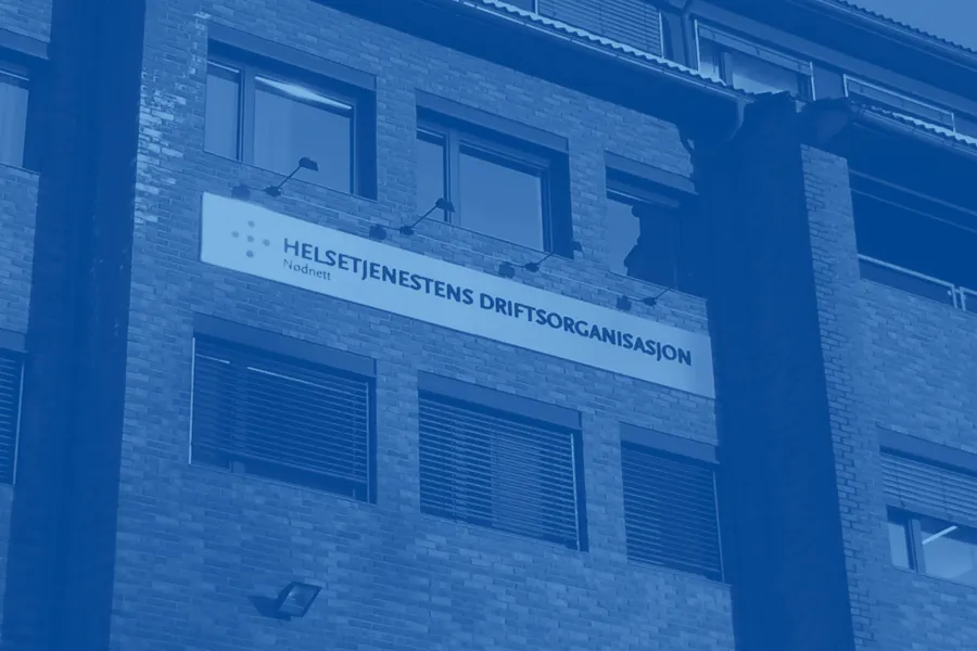 En bygning med skilt på