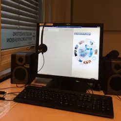 En datamaskin på et skrivebord