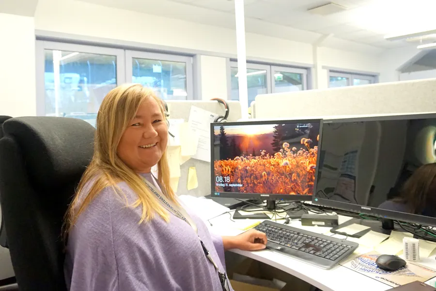 Smilende person på kontoret