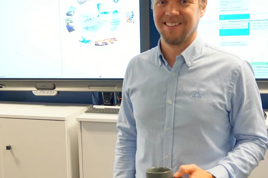 Smilende person på kontoret