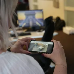 En person som holder en mobiltelefon