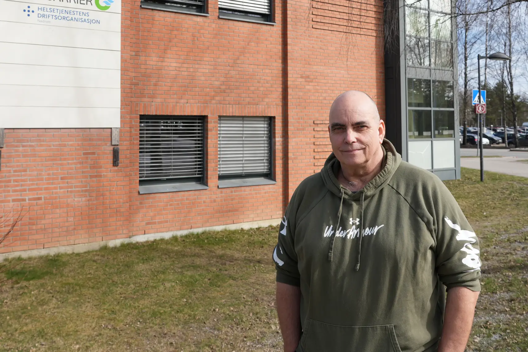 En mann som står foran en bygning