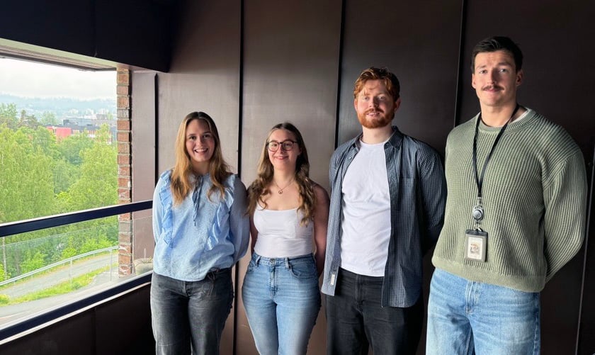 En gruppe mennesker som poserer for et bilde