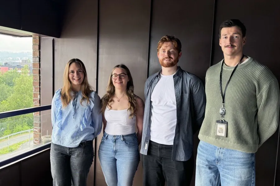 En gruppe mennesker som poserer for et bilde
