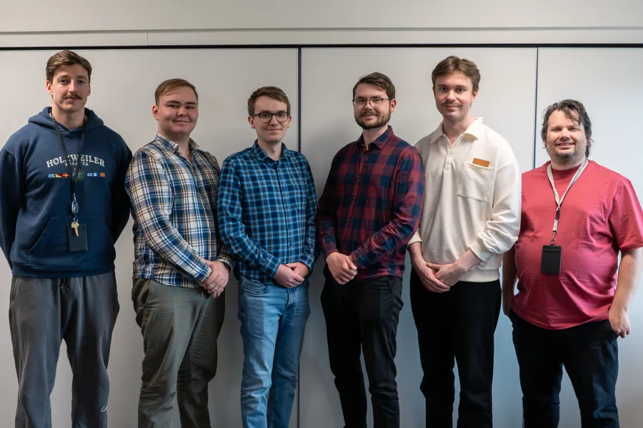 En gruppe menn som poserer for et bilde