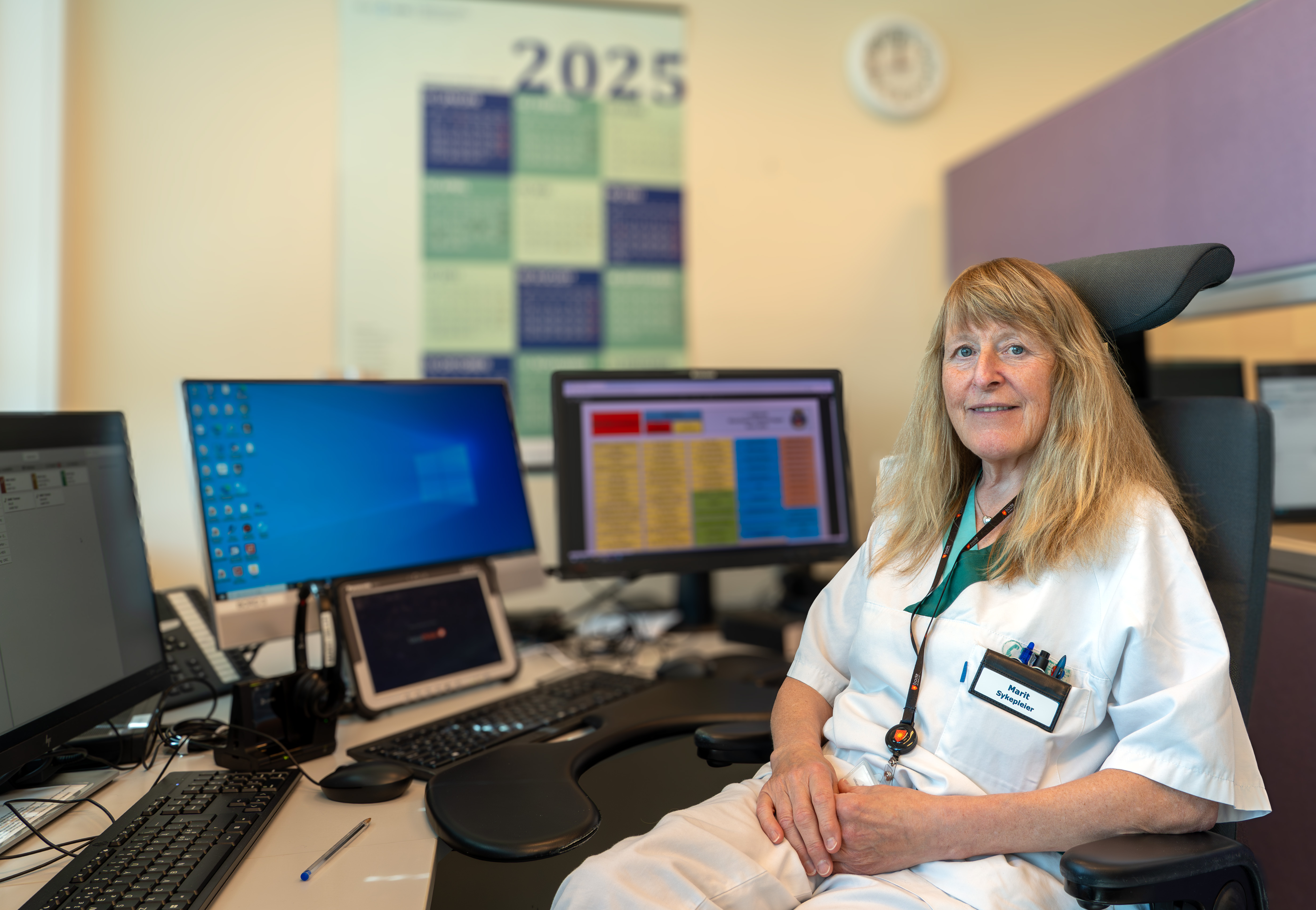 En kvinne som sitter ved et skrivebord