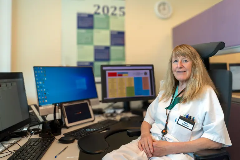 En kvinne som sitter ved et skrivebord