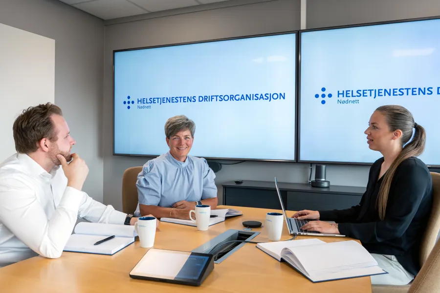 Noen få personer som sitter ved et bord