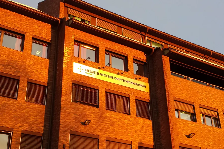 En bygning med et skilt på