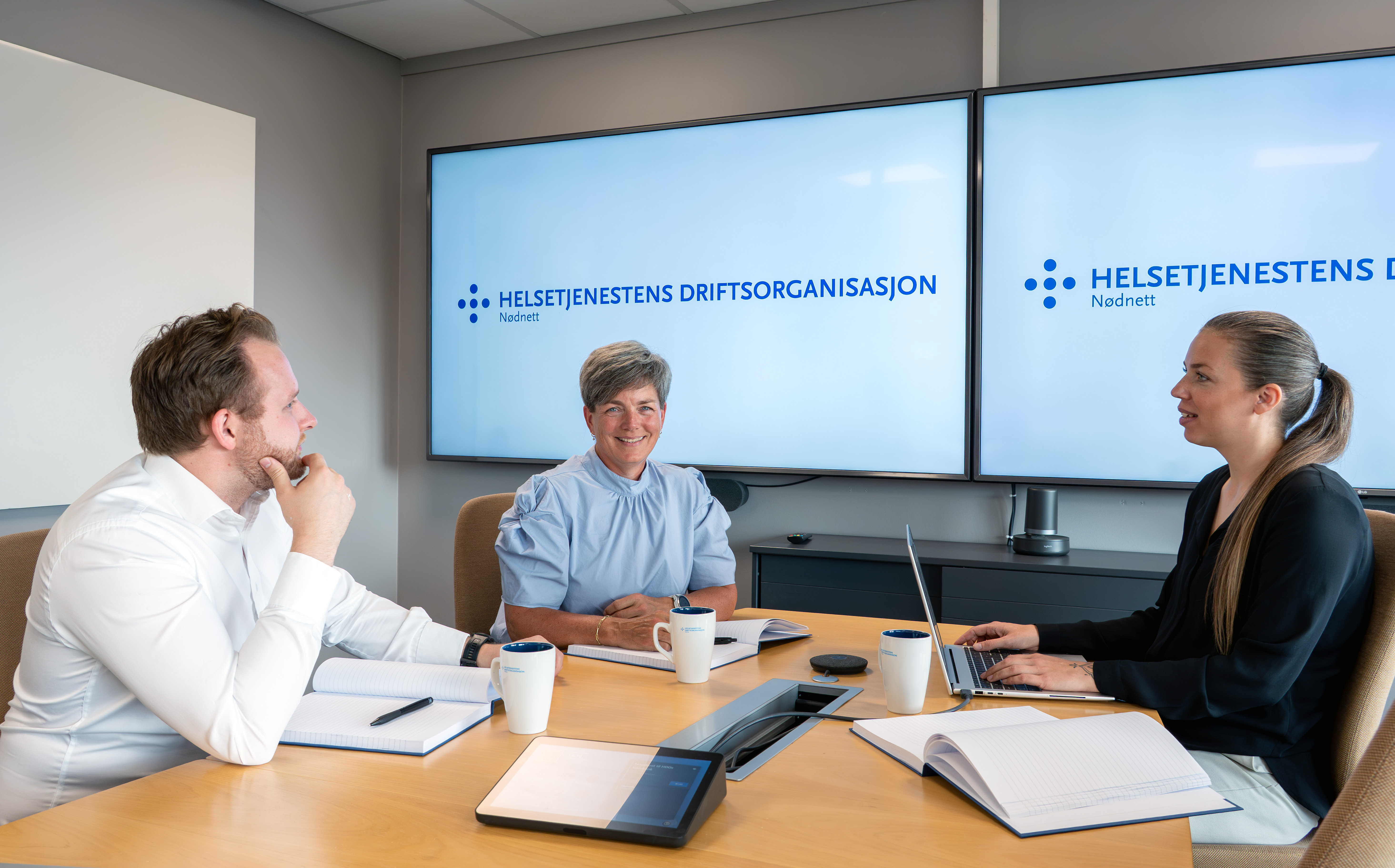 Noen få mennesker som sitter ved et bord