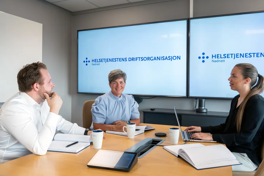 Noen få mennesker som sitter ved et bord