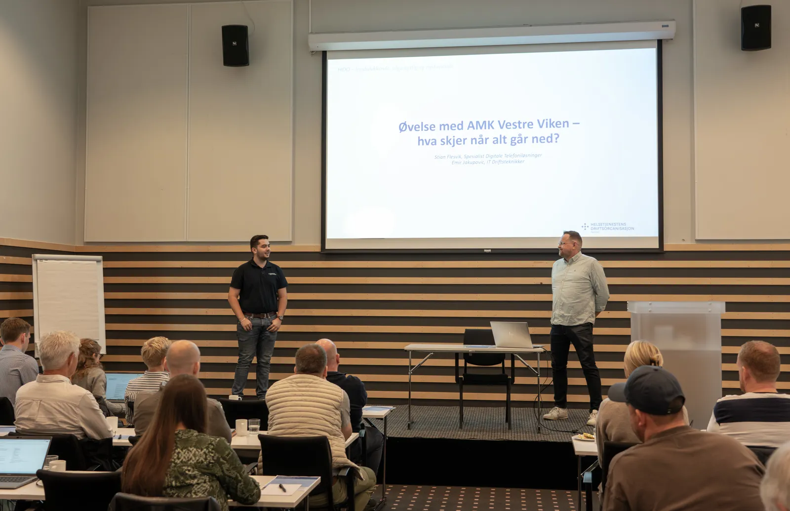 To personer som holder en presentasjon