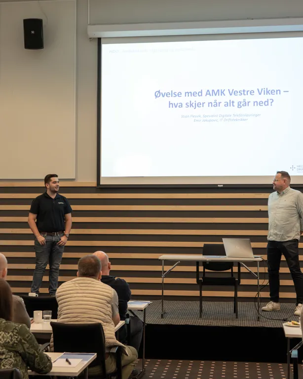 To personer som holder en presentasjon