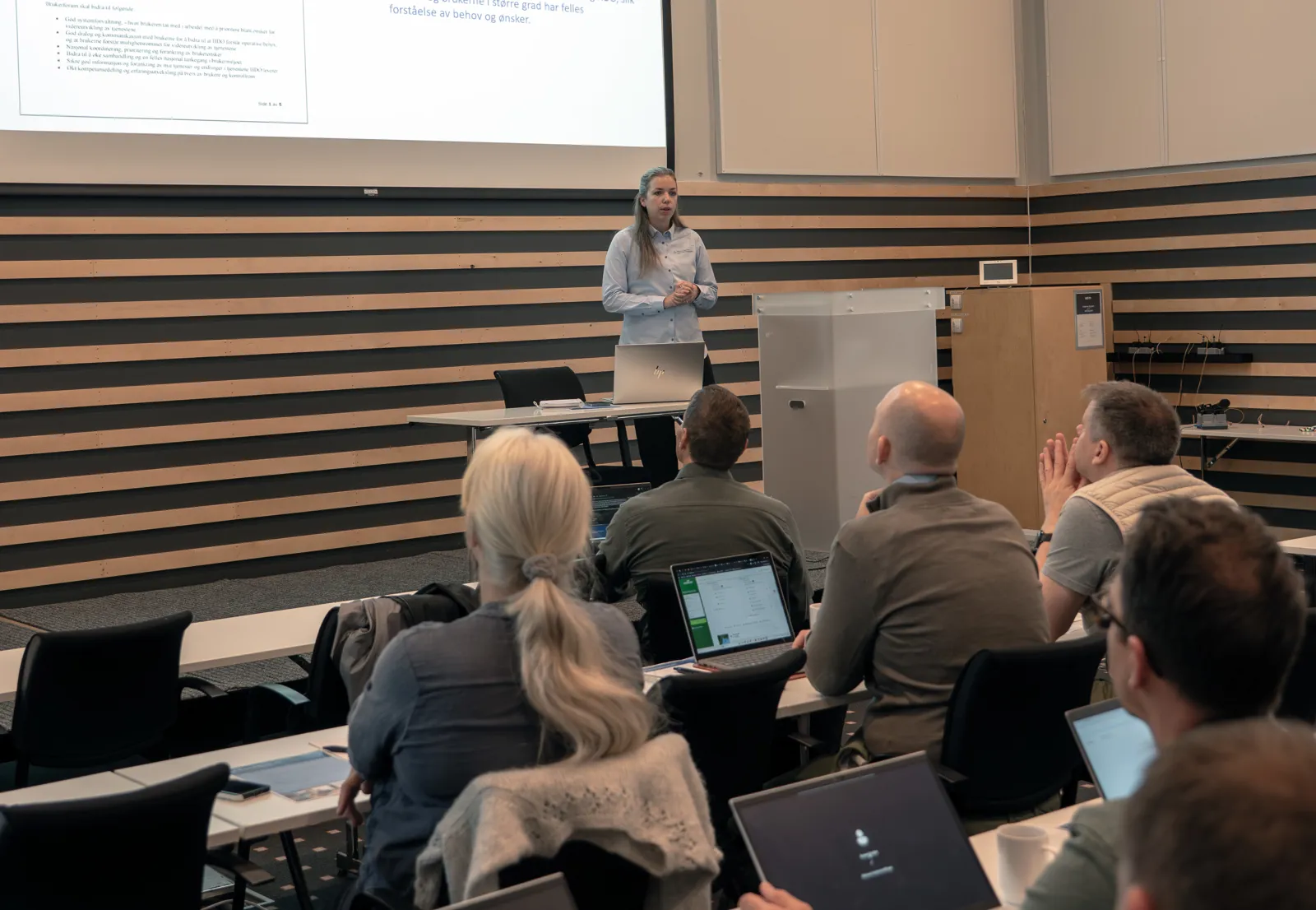 En person som holder en presentasjon for en gruppe mennesker