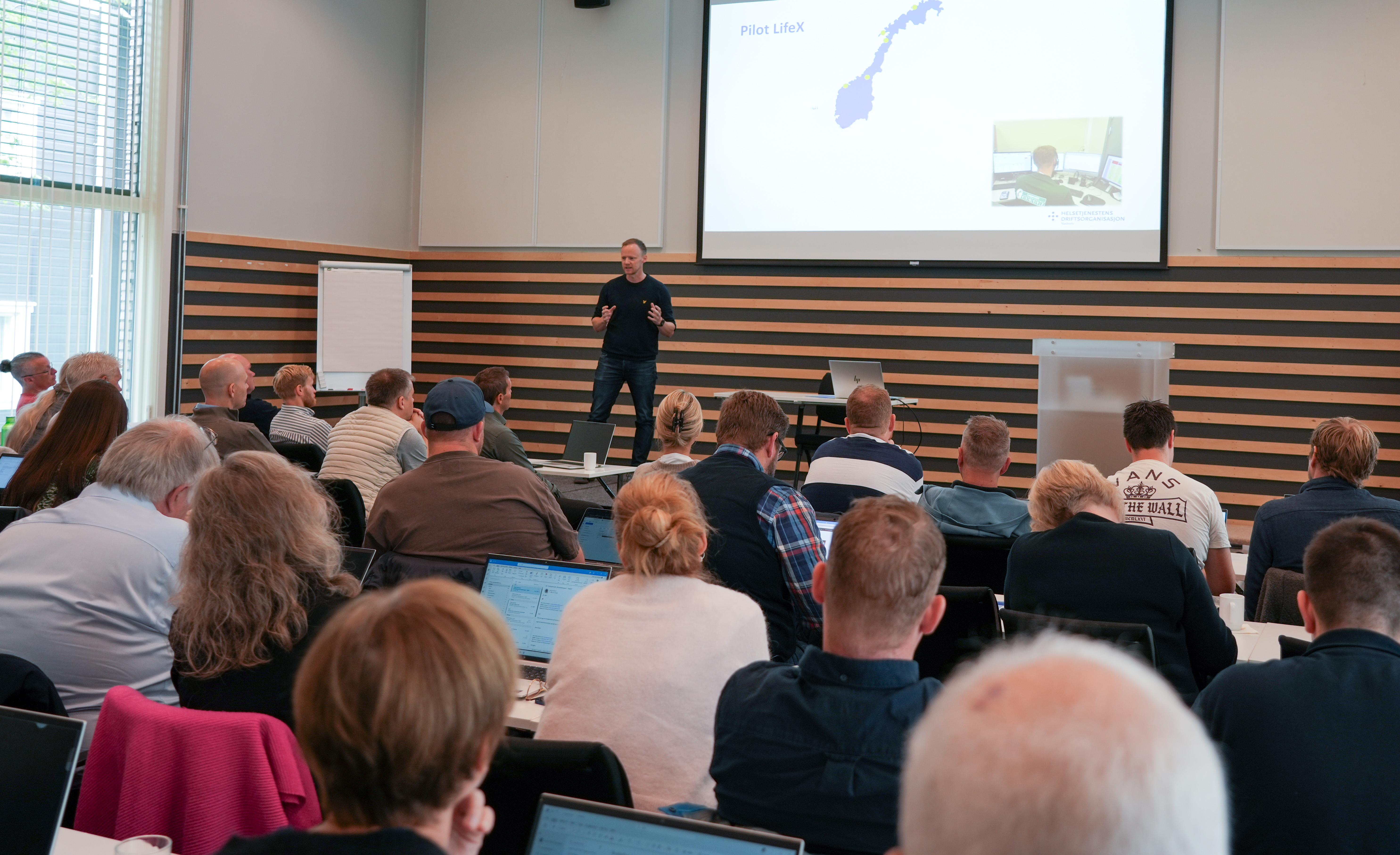 En person som holder en presentasjon for et publikum