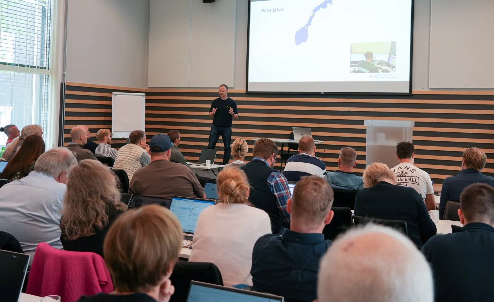 En person som holder en presentasjon for et publikum