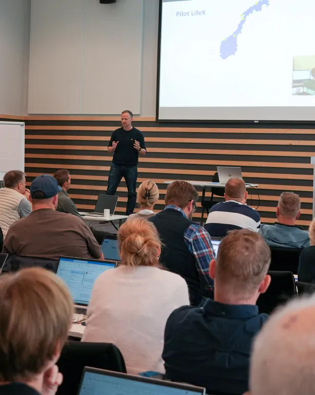 En person som holder en presentasjon for et publikum