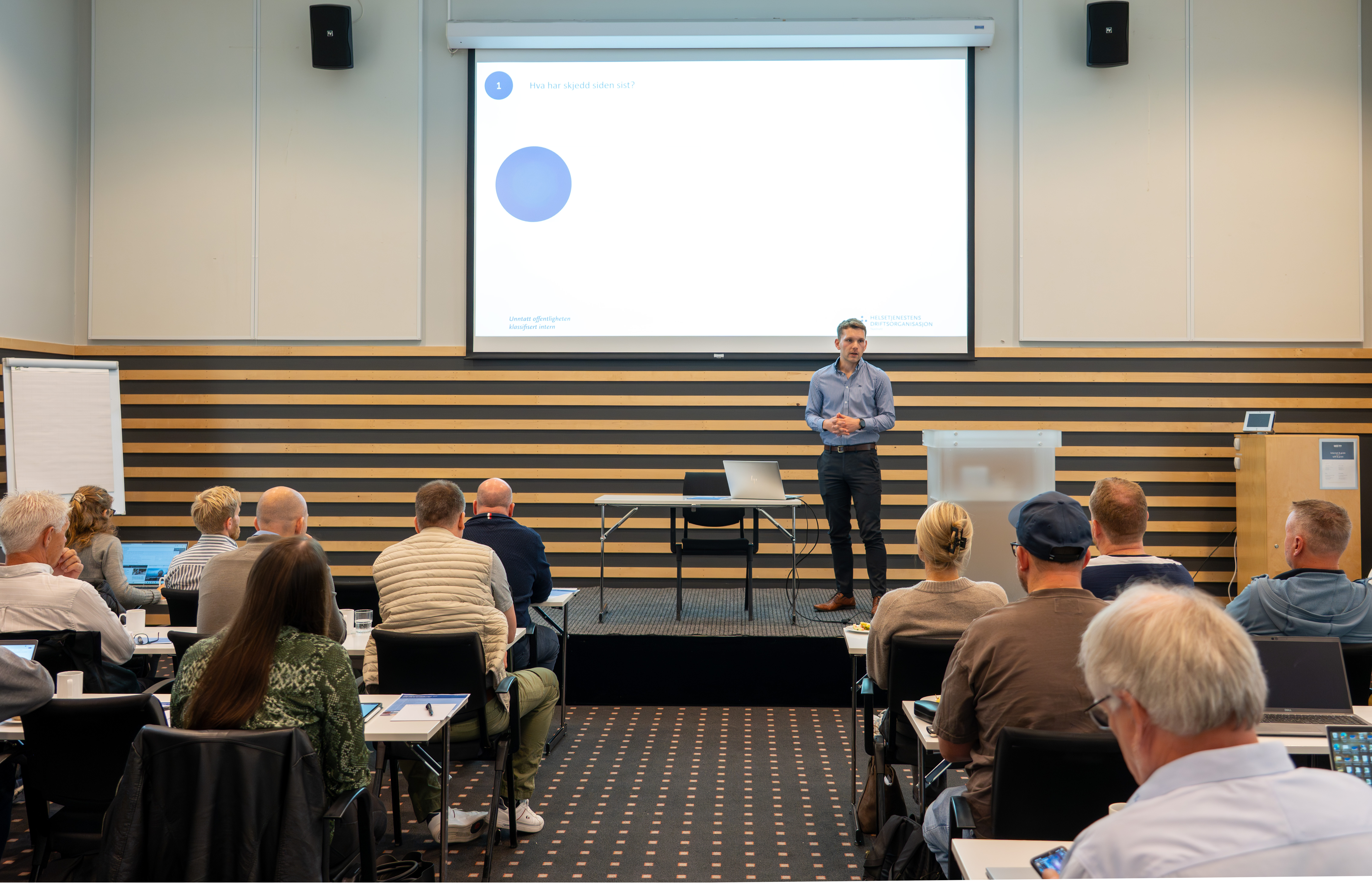 En person som holder en presentasjon for et publikum