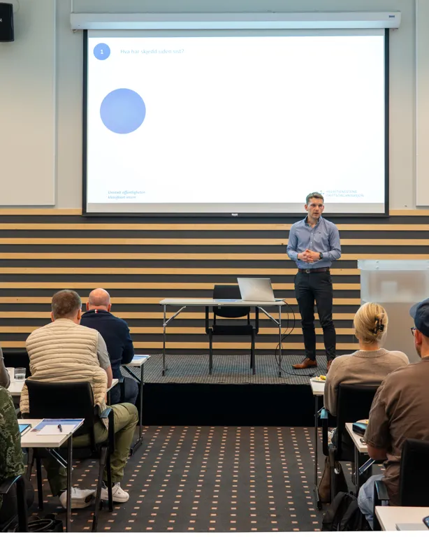 En person som holder en presentasjon for et publikum