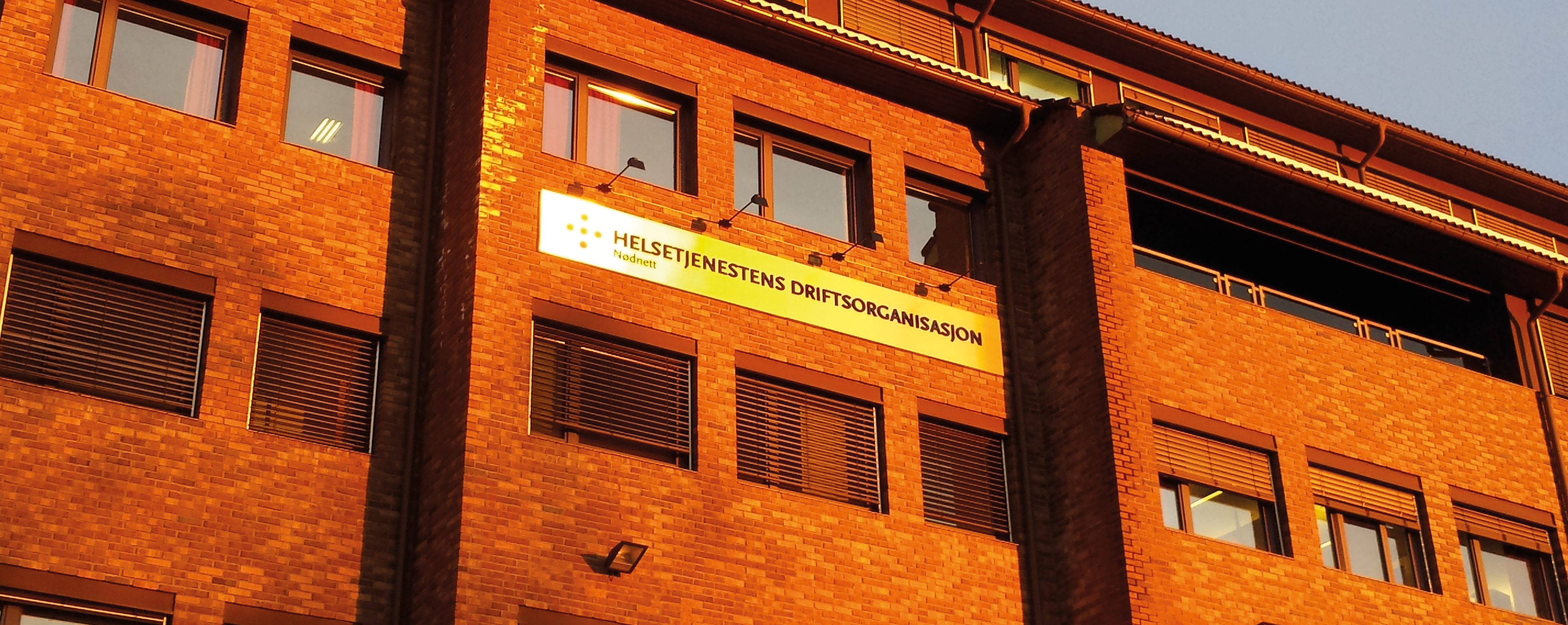 Skilt med teksten «Helsetjenestens driftsorganisasjon» på fasaden til HDOs kontorbygg.