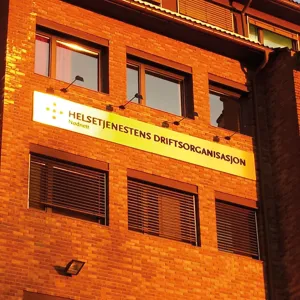 Skilt med teksten «Helsetjenestens driftsorganisasjon» på fasaden til HDOs kontorbygg.