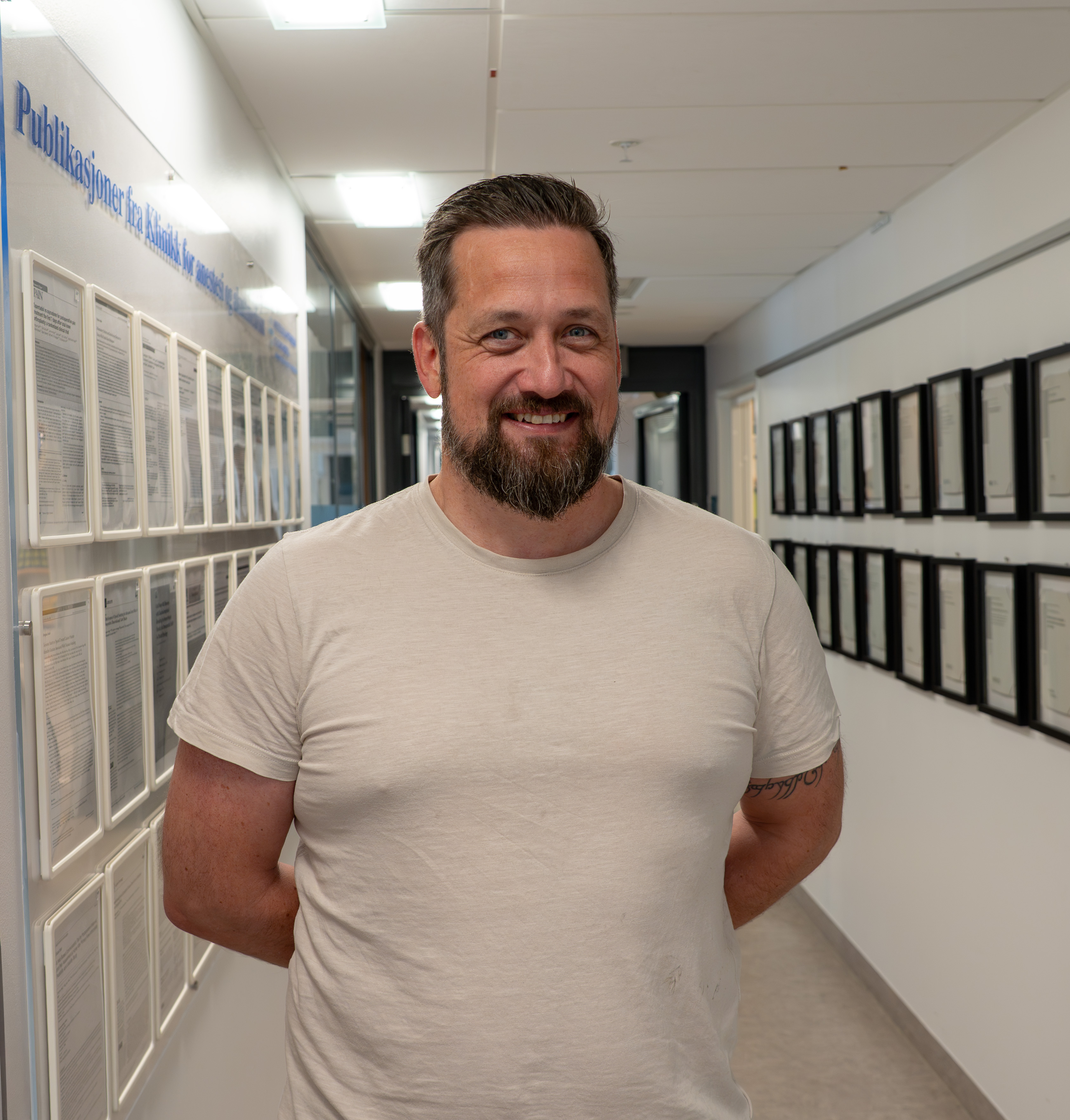 En mann som står i en gang