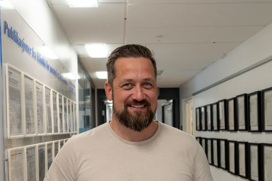 En mann som står i en gang