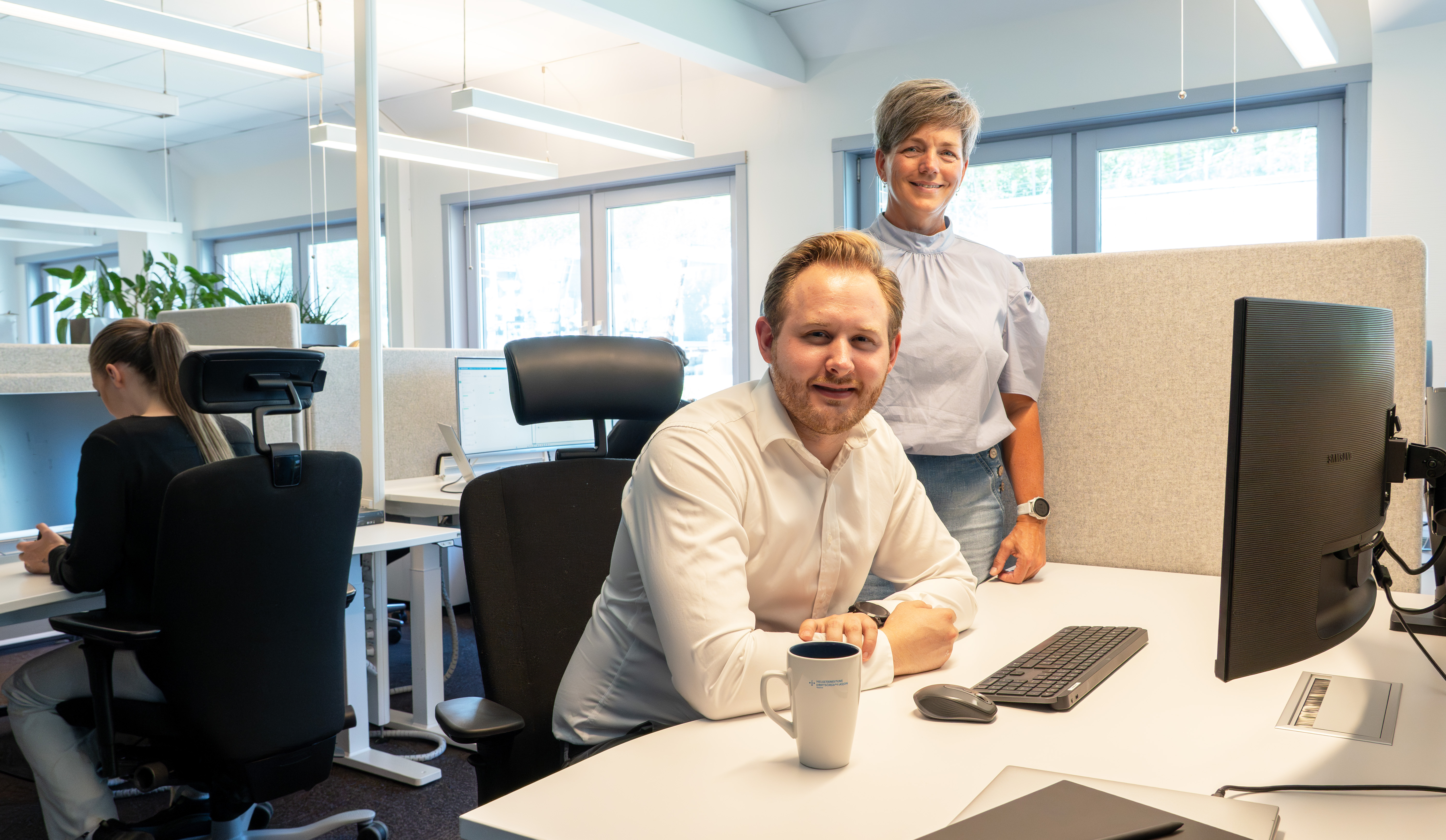 En gruppe personer på et kontor