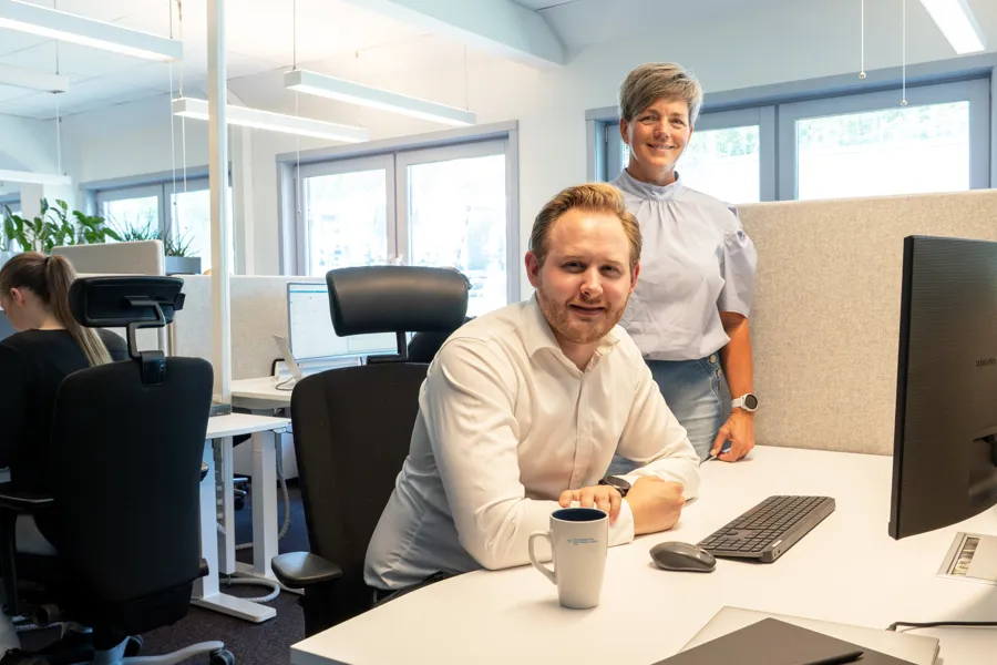 En gruppe personer på et kontor