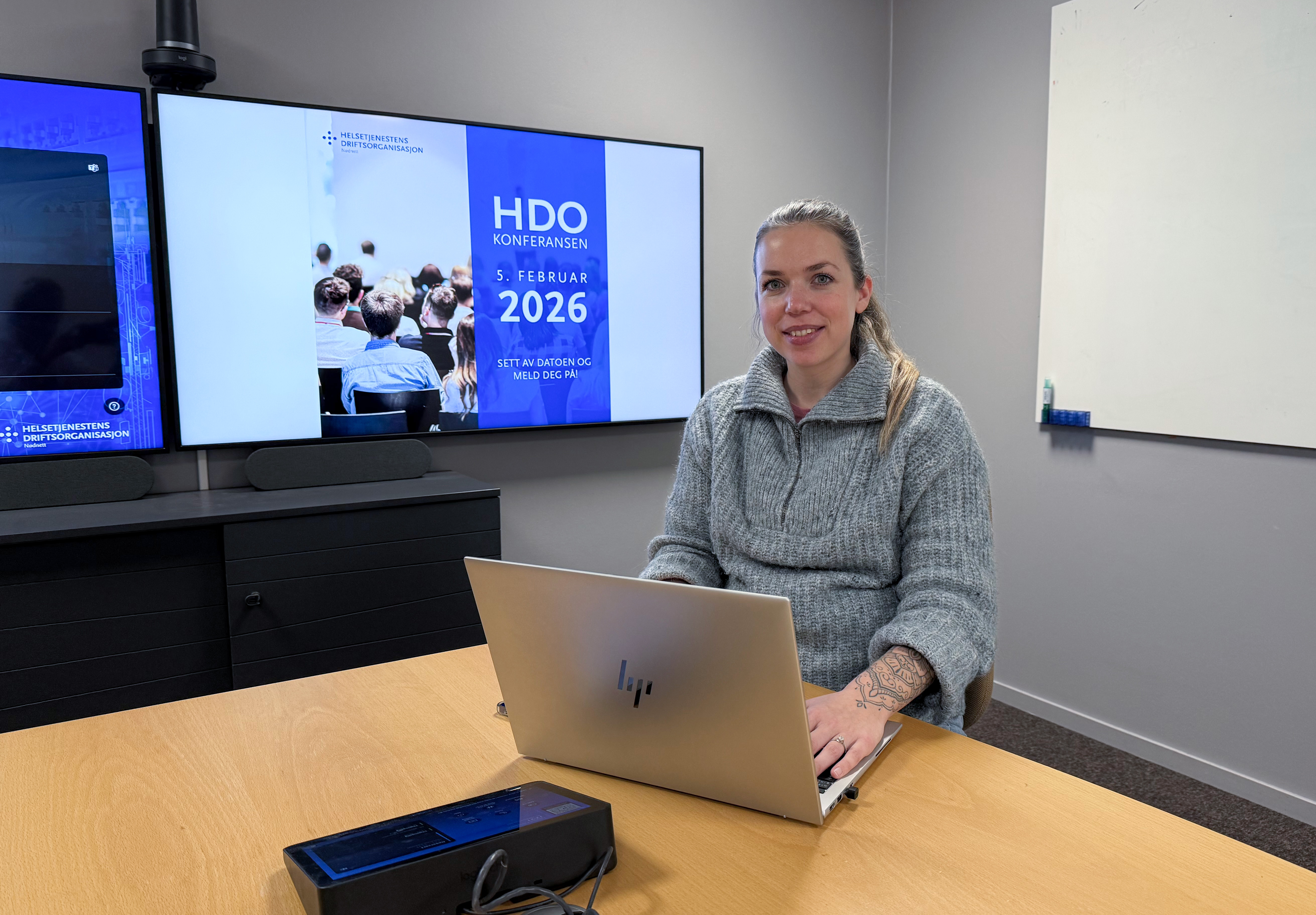 En person som sitter ved et skrivebord med en bærbar PC