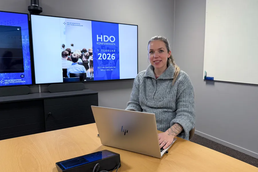 En person som sitter ved et skrivebord med en bærbar PC